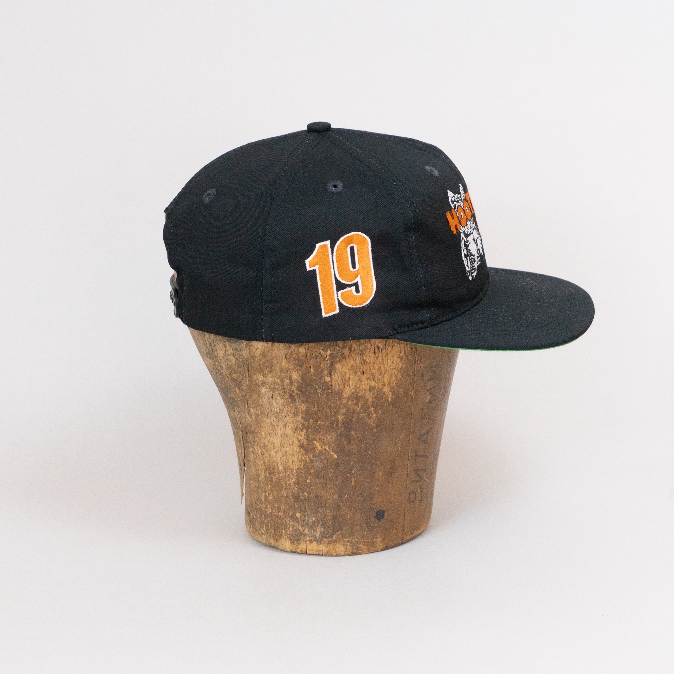 Hooters Racing – ALLCAPS